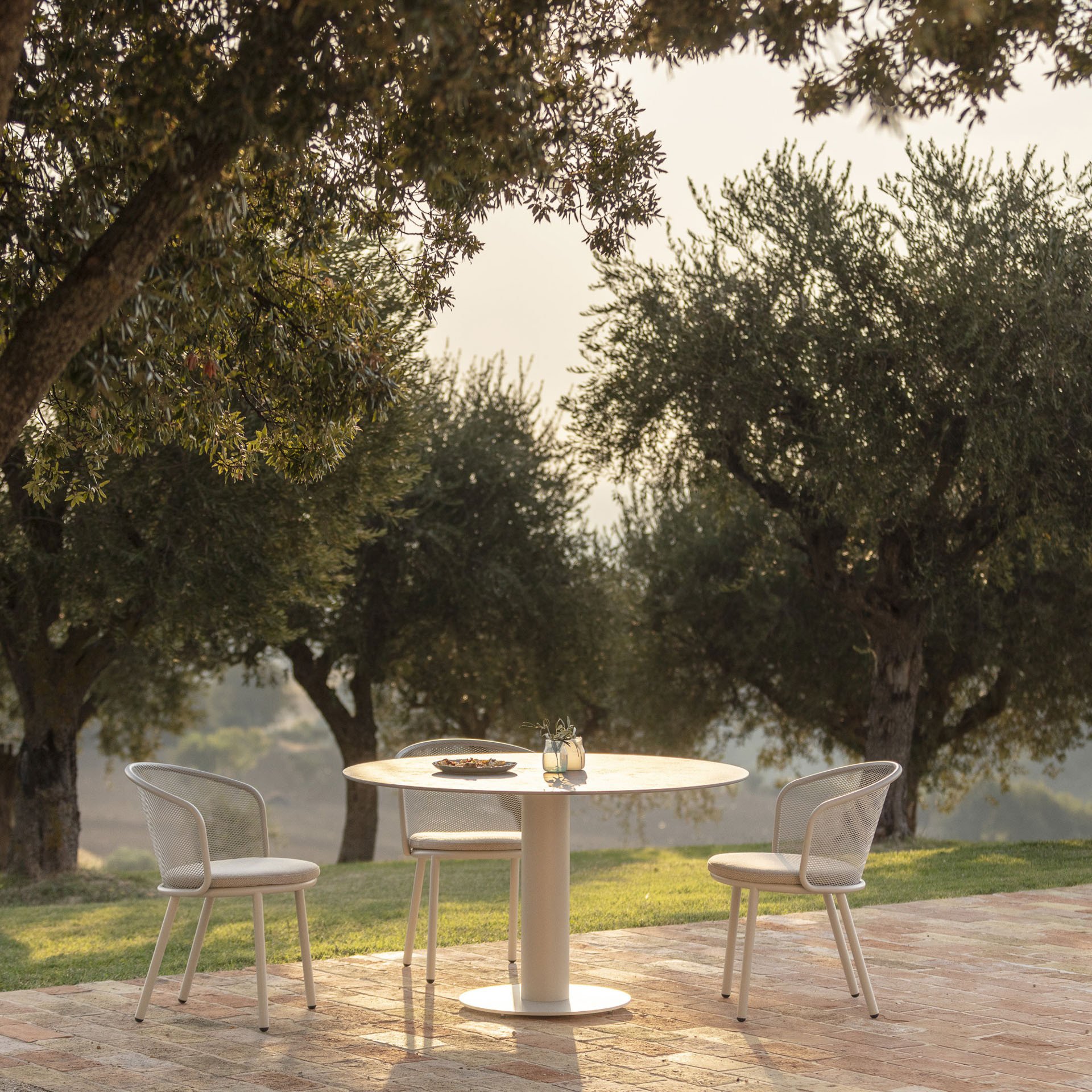 branta HPL dining table